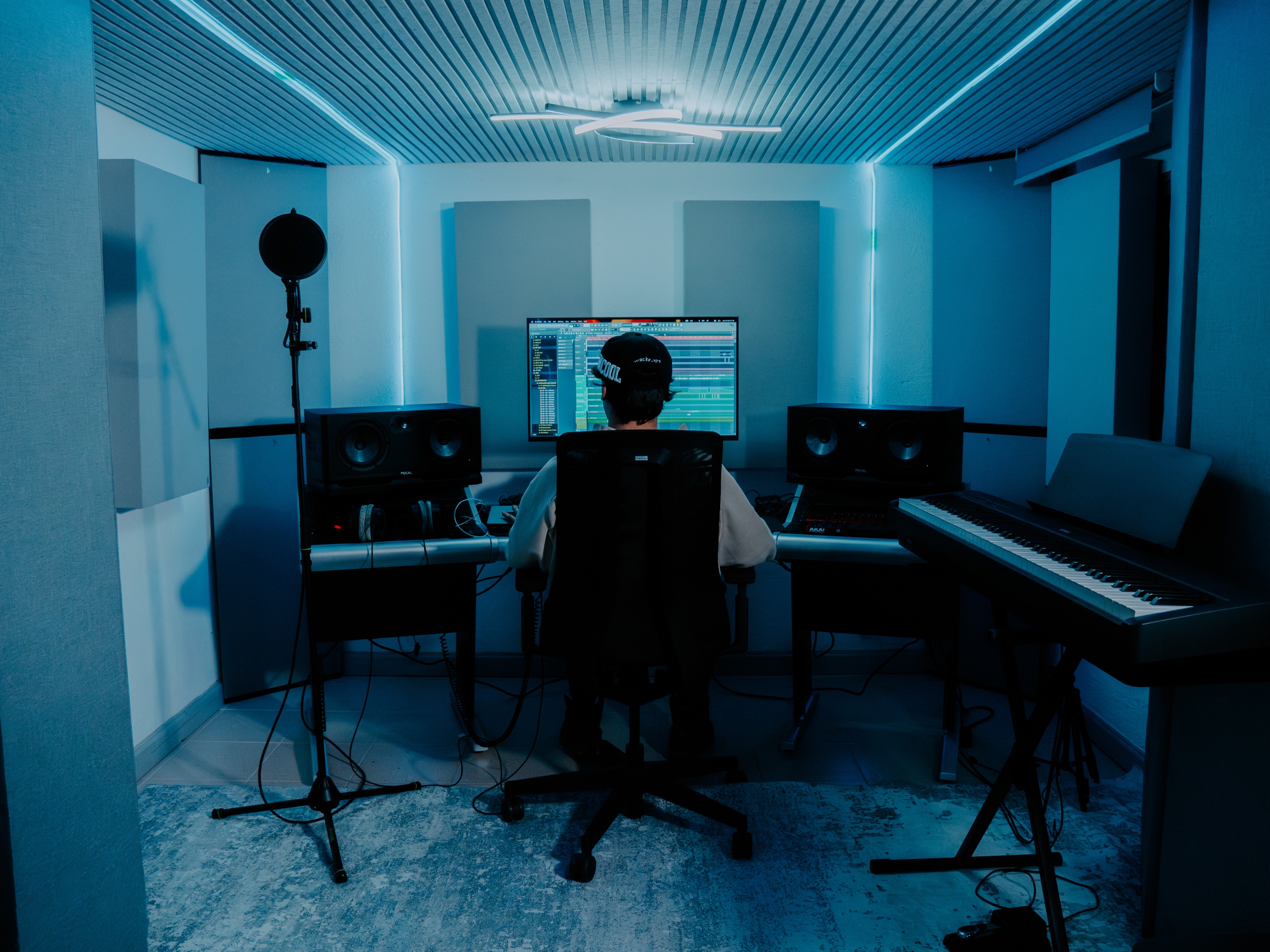 RAI Beatz sentado en la sala principal del estudio de grabación