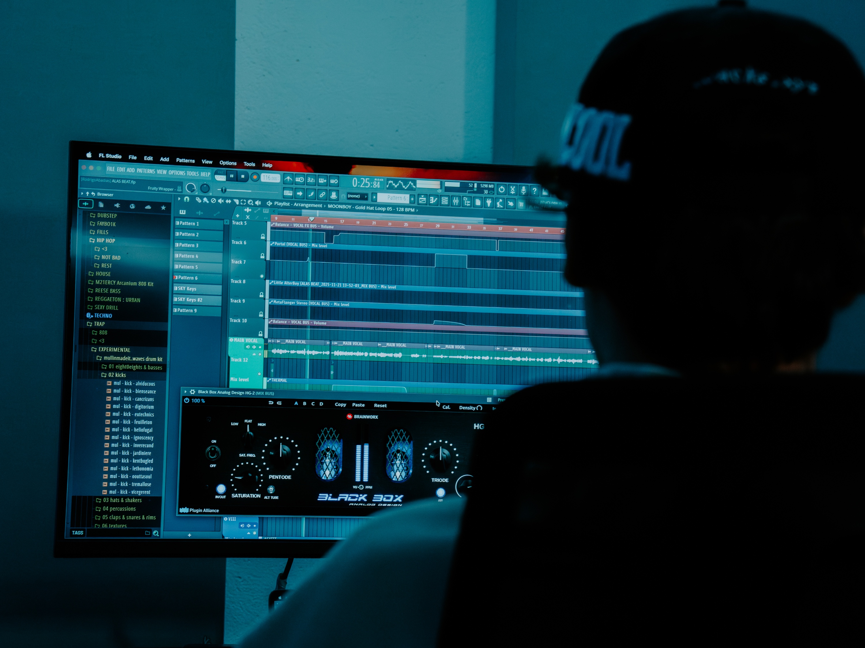 RAI Beatz trabajando en la producción de una canción