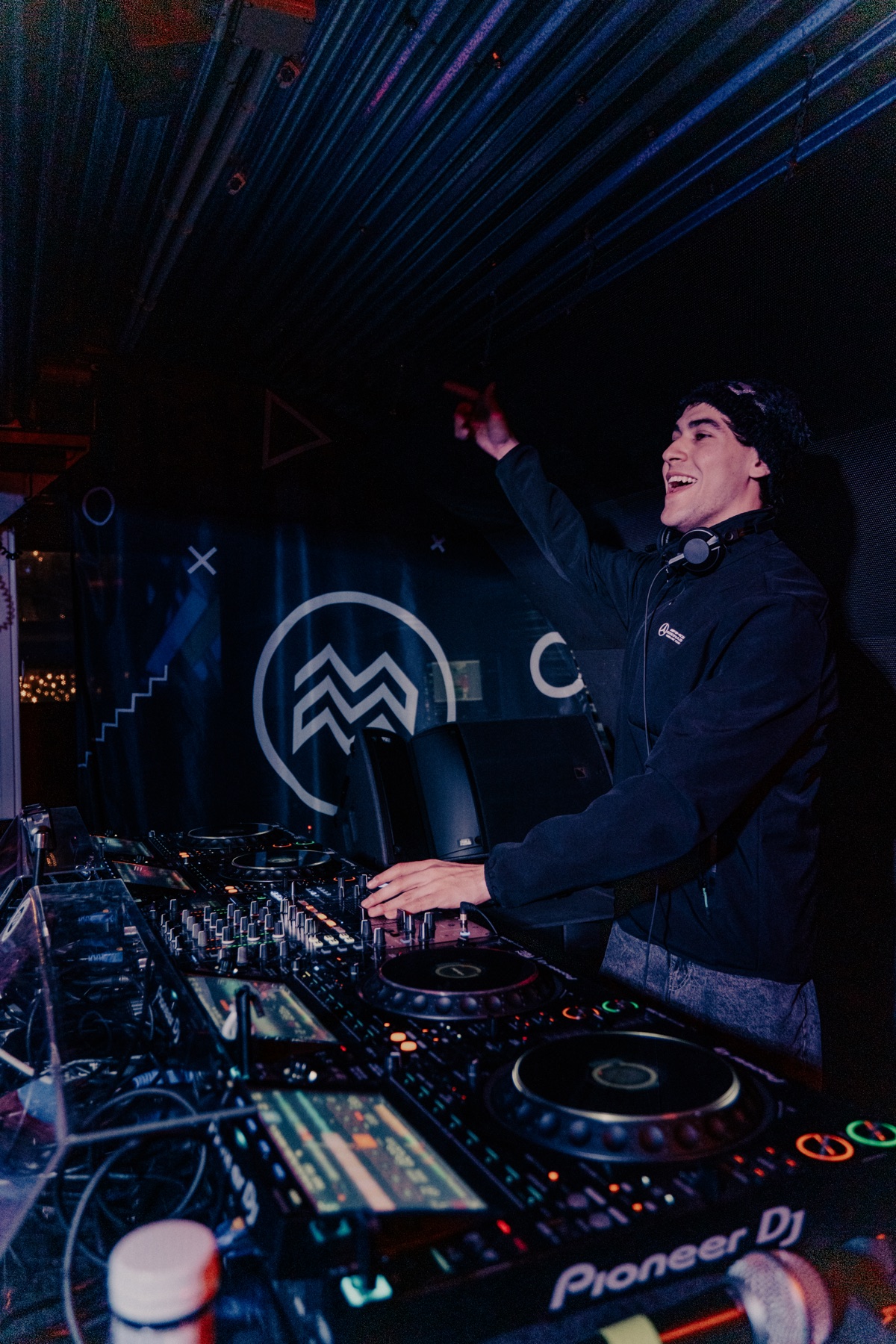 RAI en cabina DJ durante una sesión en directo