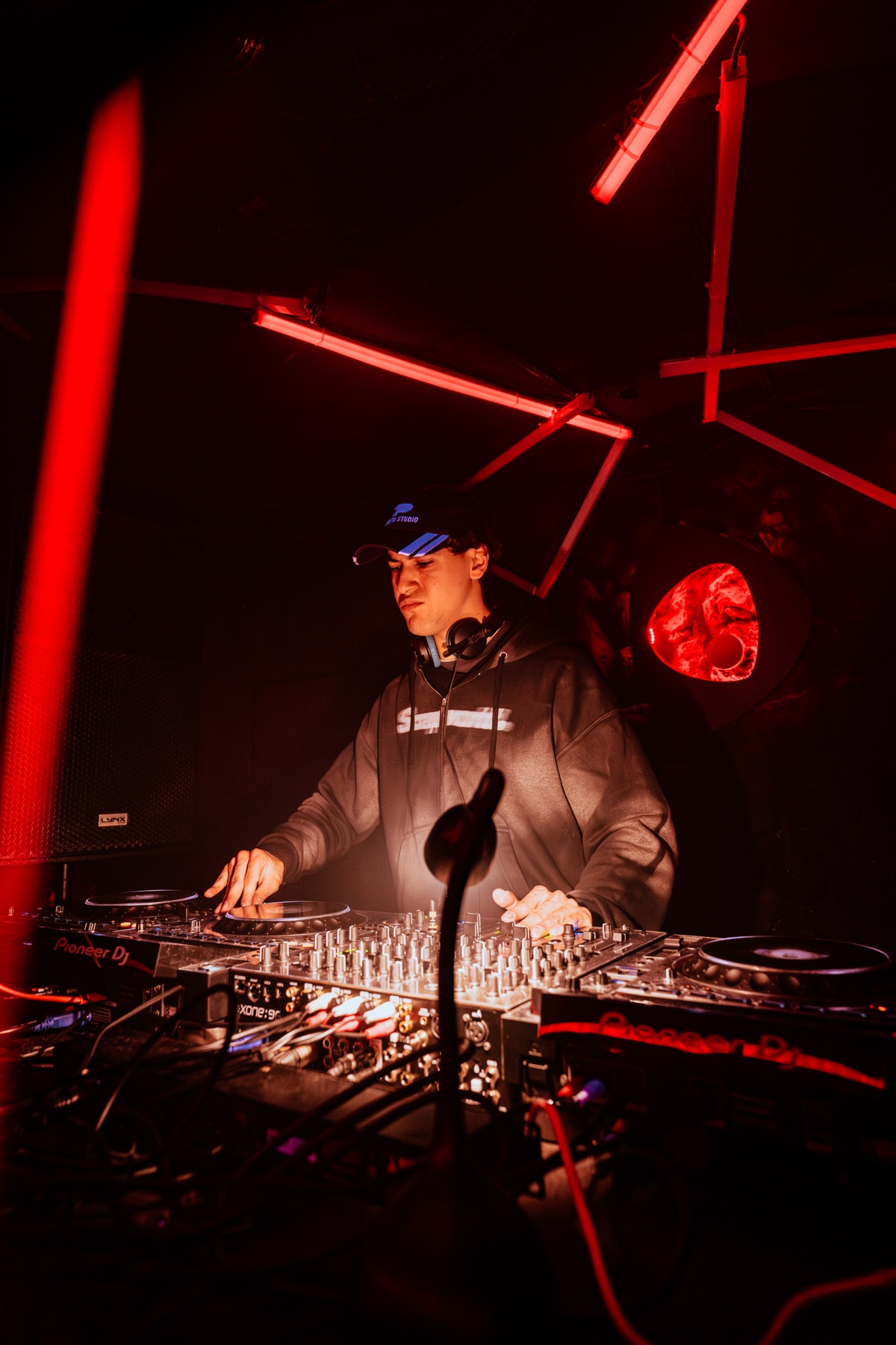 RAI pinchando en una cabina iluminada en rojo
